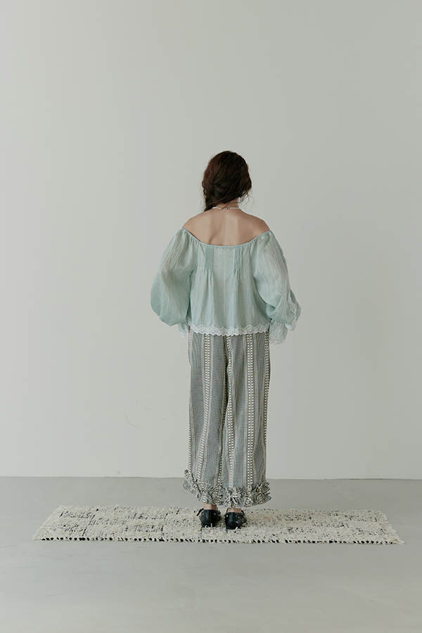 MOSDRESS 緞面蕾絲澎袖上衣 灰綠上衣背面展示