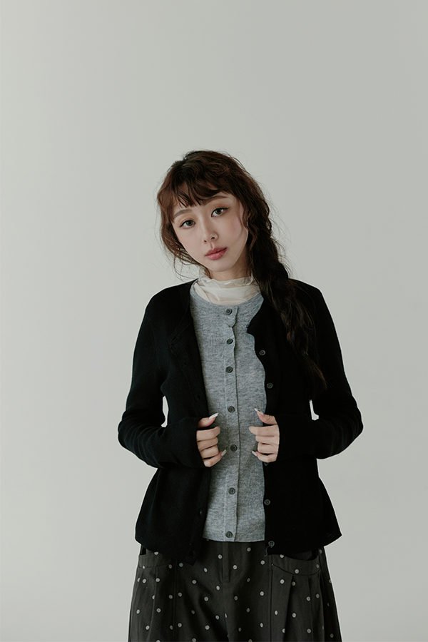 MOSDRESS 20%羊毛假兩件撞色針織外套 黑色排釦正面近拍