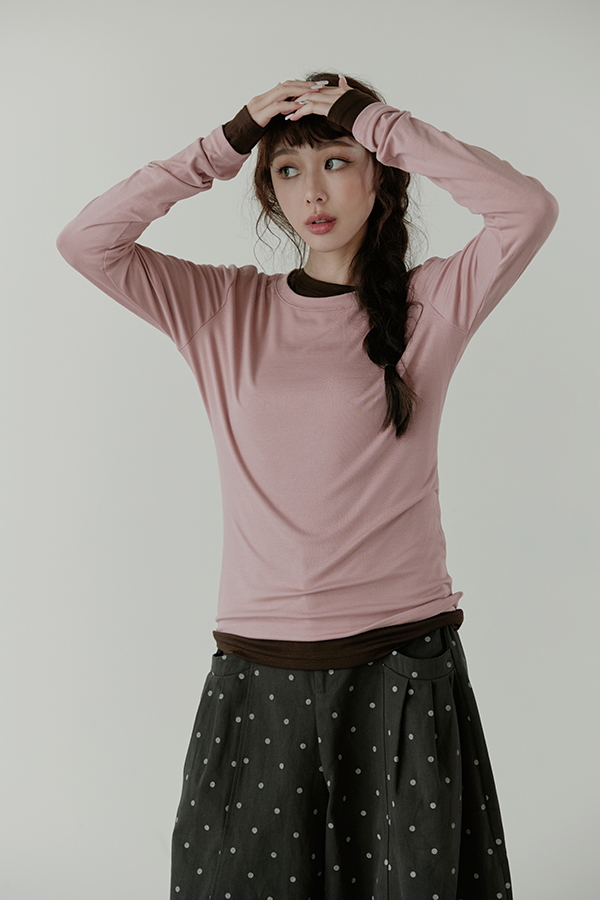 MOSDRESS 素色圓領長袖上衣 粉紅圓領上身近拍