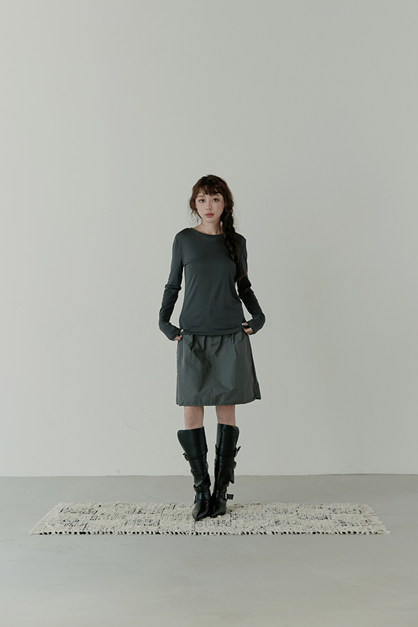 MOSDRESS 素色圓領長袖上衣 深灰長袖搭配短裙