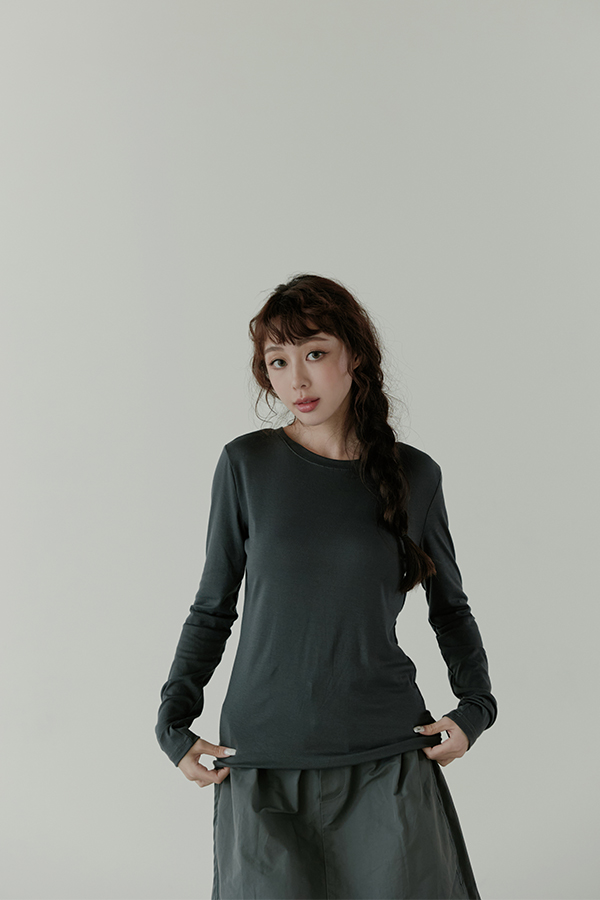 MOSDRESS 素色圓領長袖上衣 深灰圓領半身近拍