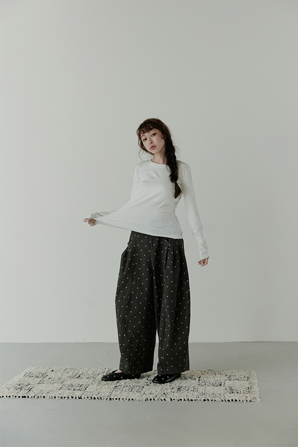 MOSDRESS 素色圓領長袖上衣 白色上衣側身輪廓