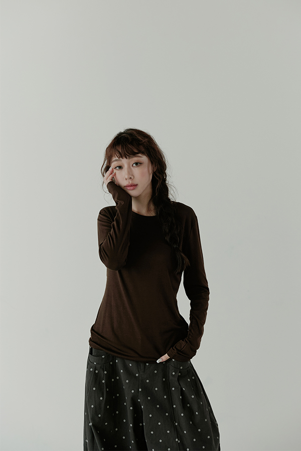 MOSDRESS 素色圓領長袖上衣 咖啡圓領上身近拍