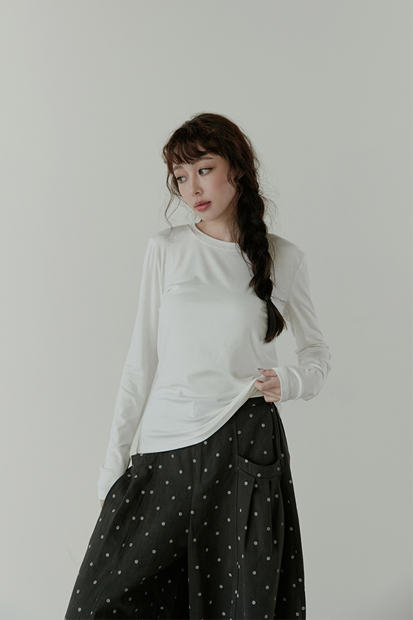 MOSDRESS 素色圓領長袖上衣 白色圓領半身近拍
