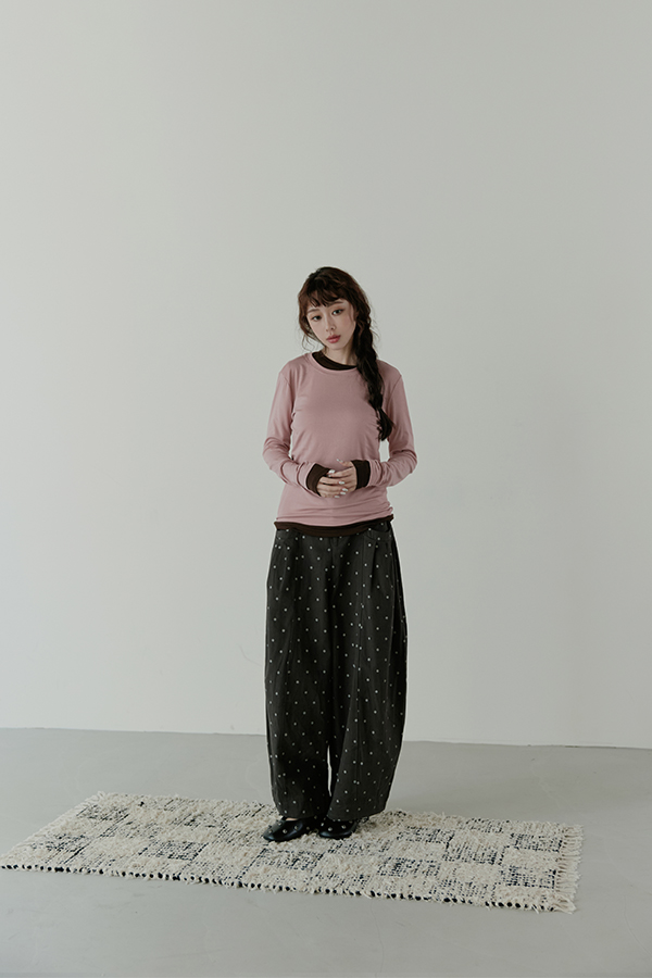 MOSDRESS 素色圓領長袖上衣 粉紅上衣與寬褲搭配