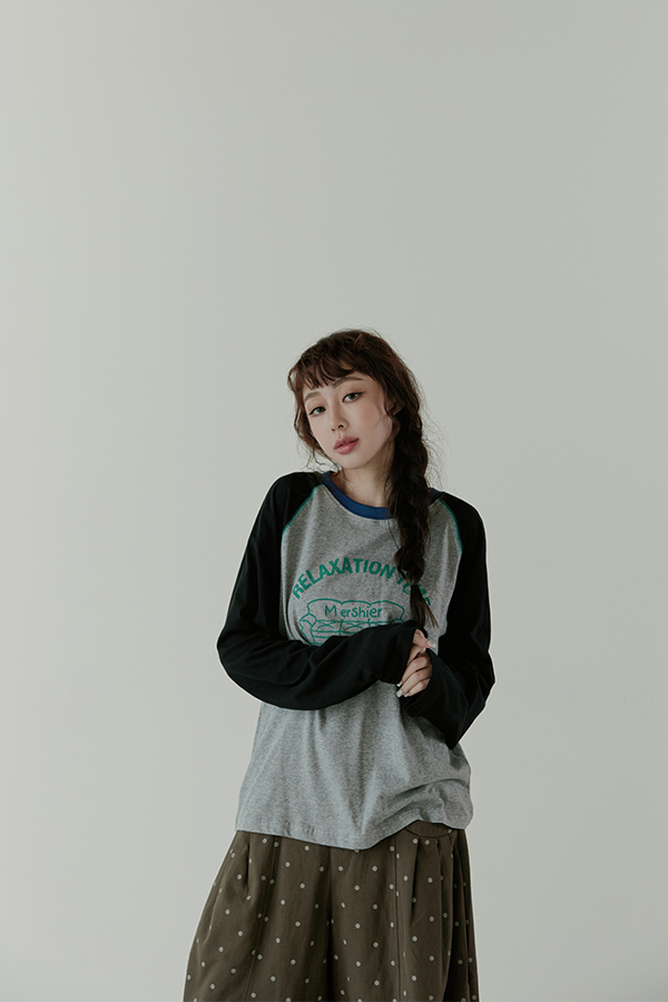 MOSDRESS 美式撞色長袖上衣 麻灰色 胸前圖案與黑袖展示
