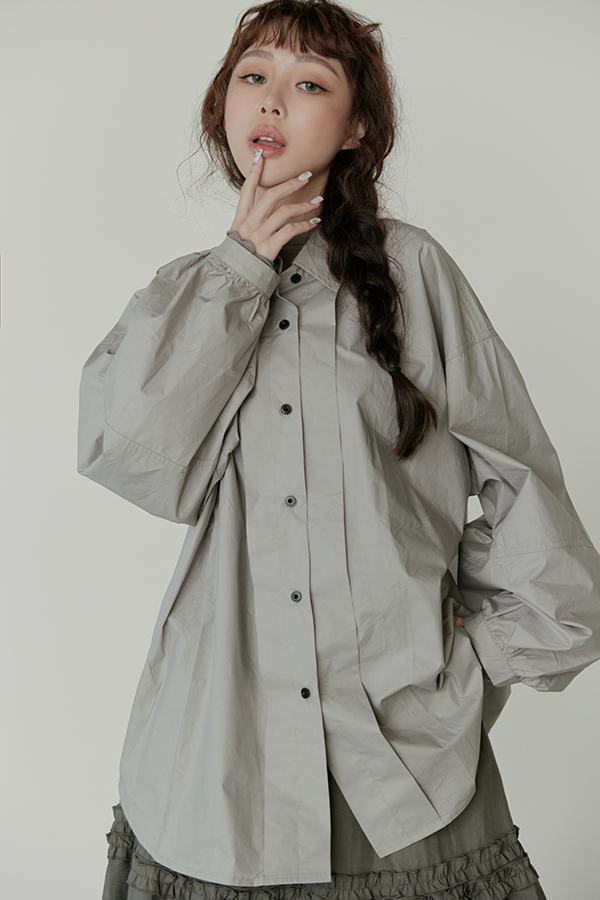 MOSDRESS 微澎袖寬鬆襯衫外套 淺灰領口排釦近拍