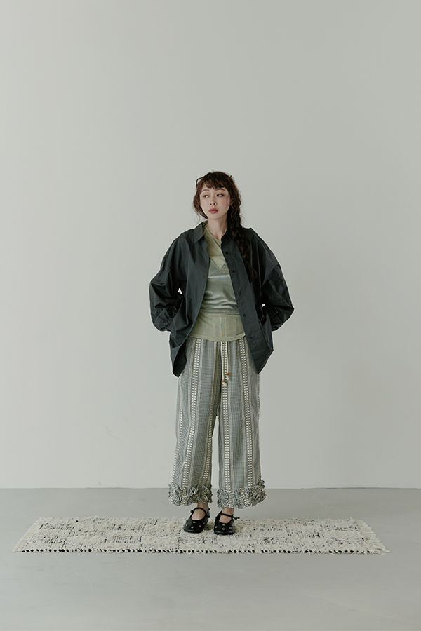MOSDRESS 微澎袖寬鬆襯衫外套 深灰外套與長褲穿搭