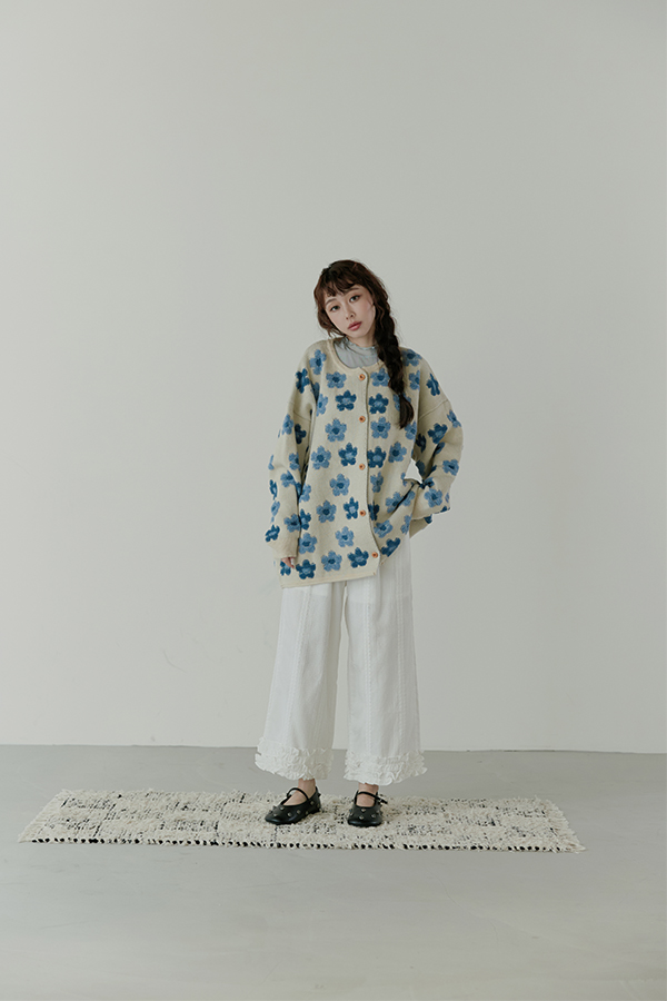 MOSDRESS 花花排釦針織外套 米白外套正面全身穿搭