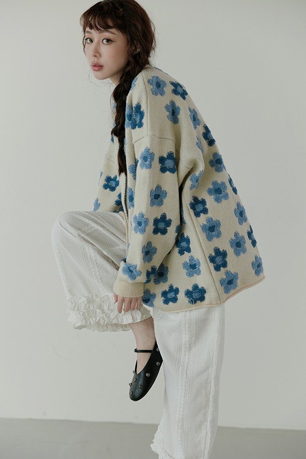 MOSDRESS 花花排釦針織外套 米白針織與白褲搭配