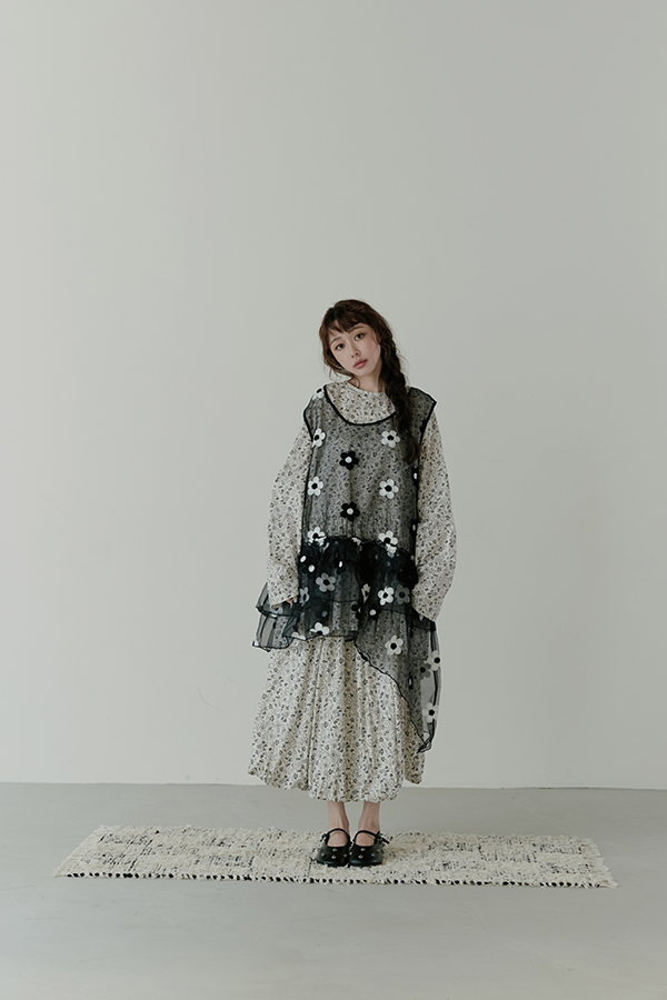 MOSDRESS 復古圓領碎花上衣+花苞裙套裝 米白碎花套裝疊搭造型