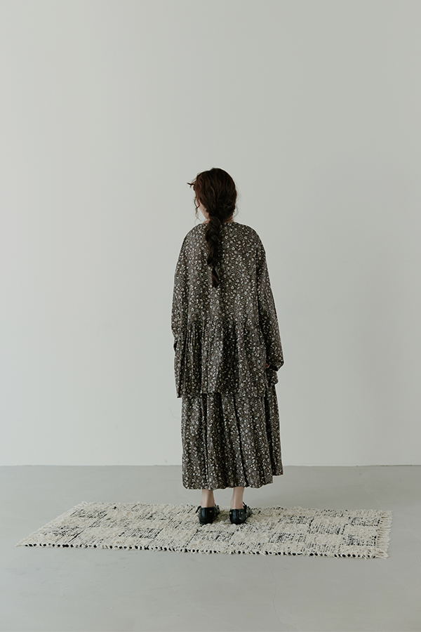 MOSDRESS 復古圓領碎花上衣+花苞裙套裝 咖啡碎花套裝背面展示