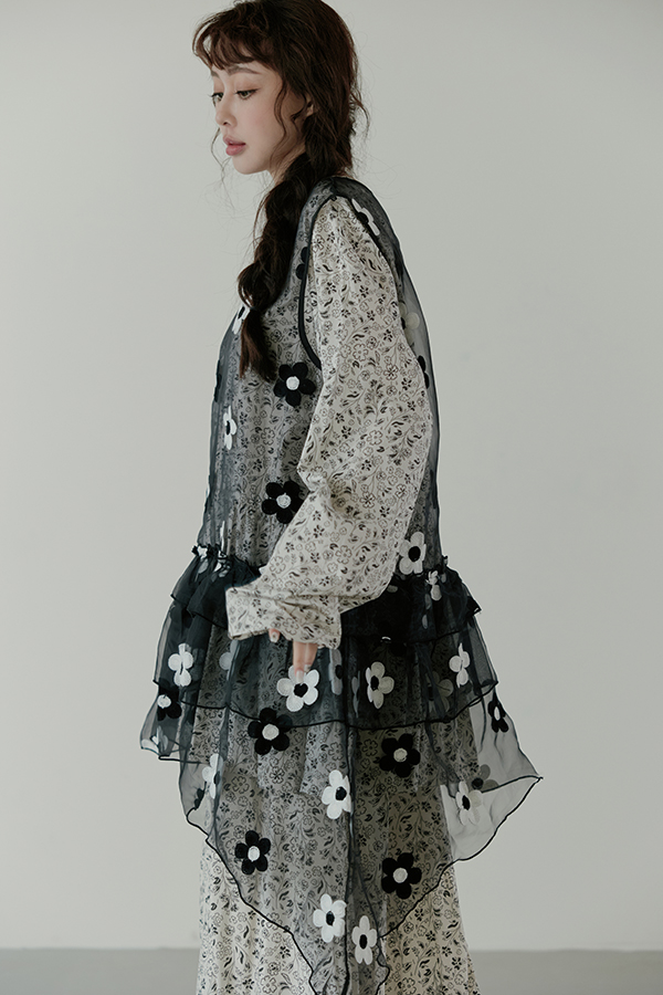 MOSDRESS 復古圓領碎花上衣+花苞裙套裝 米白碎花上衣側身細節