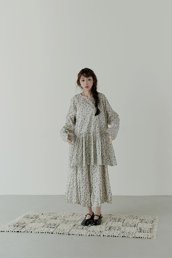 MOSDRESS 復古圓領碎花上衣+花苞裙套裝 米白套裝正面全身穿搭