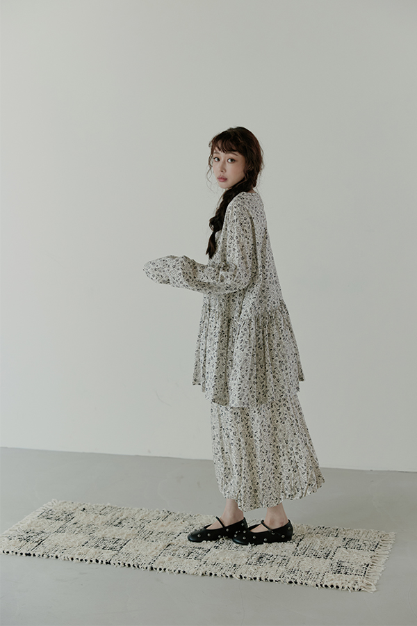 MOSDRESS 復古圓領碎花上衣+花苞裙套裝 米白碎花套裝側身穿搭