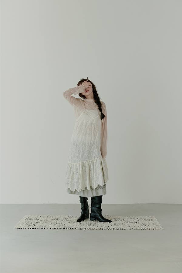 MOSDRESS 刺繡蕾絲細肩洋裝 米白色 細肩洋裝正面造型
