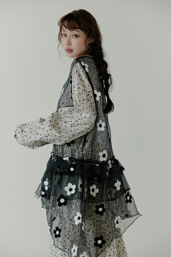 MOSDRESS 立體花朵刺繡透紗荷葉洋裝 黑色 荷葉透紗裙襬展示