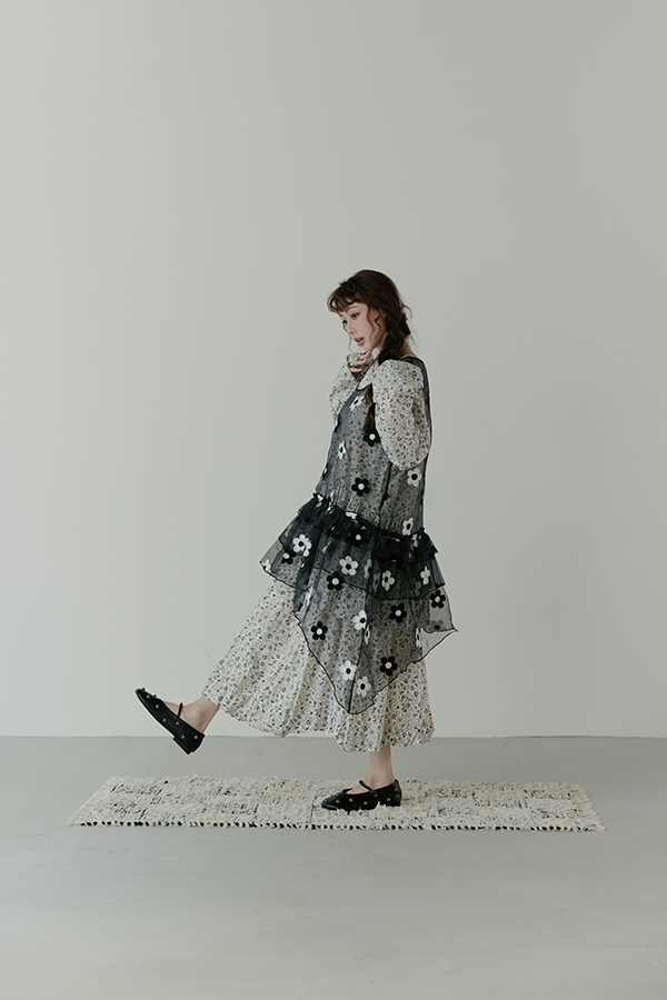 MOSDRESS 立體花朵刺繡透紗荷葉洋裝 黑色 刺繡花朵動態穿搭