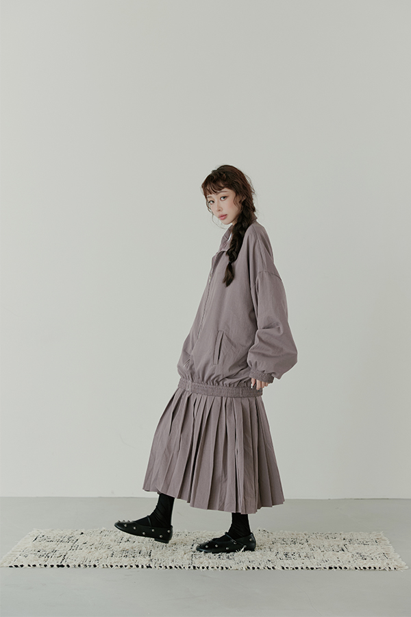 MOSDRESS 假兩件百褶拼接長版外套 灰紫百褶下襬展示