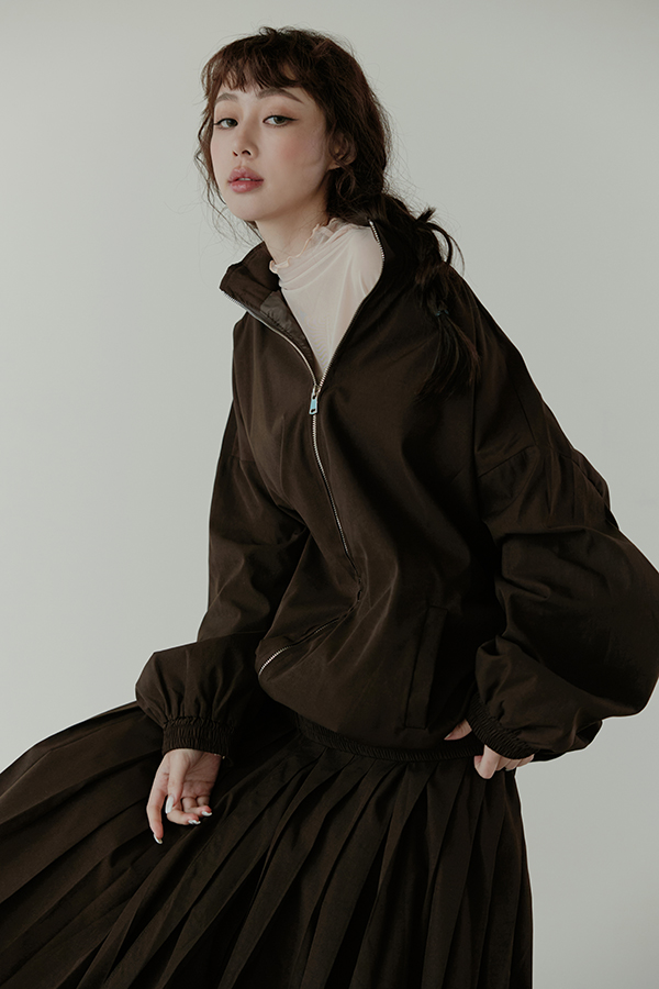 MOSDRESS 假兩件百褶拼接長版外套 咖啡外套坐姿輪廓