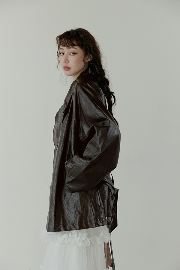 MOSDRESS 蠟皮感高領寬版外套 咖啡外套側身輪廓
