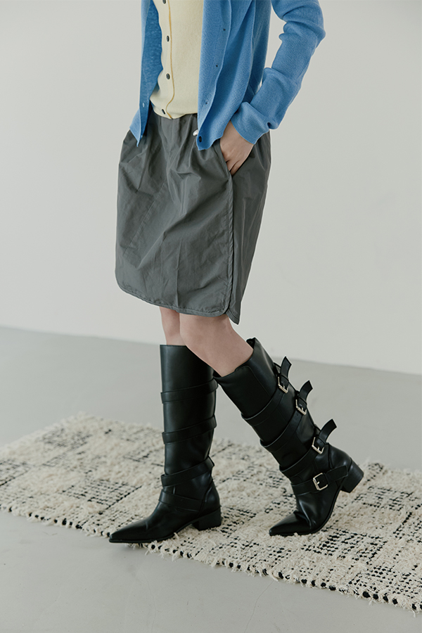 MOSDRESS 鬆緊腰A字裙 深灰裙襬與長靴搭配