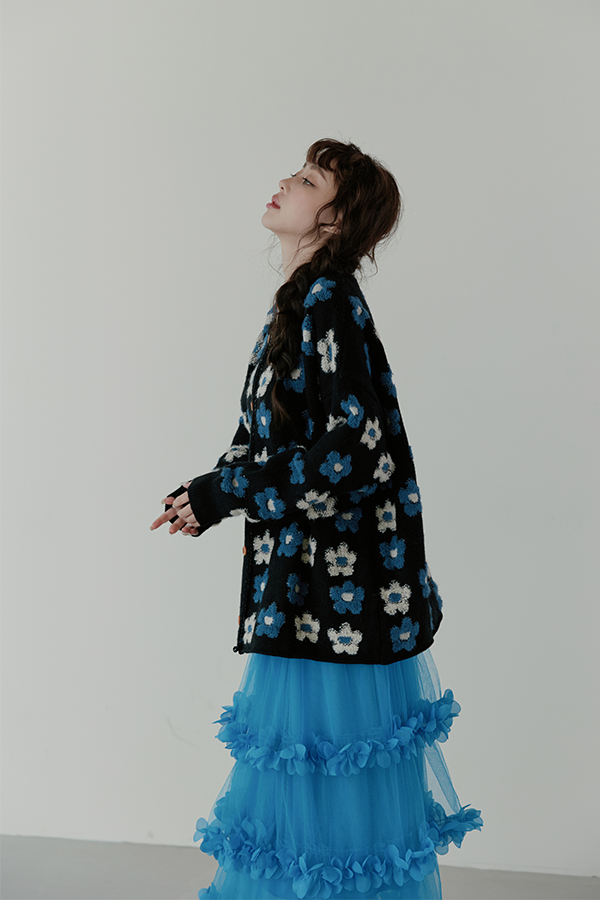 MOSDRESS 訂製立體花朵網紗蛋糕長裙 藍色長裙側身搭配