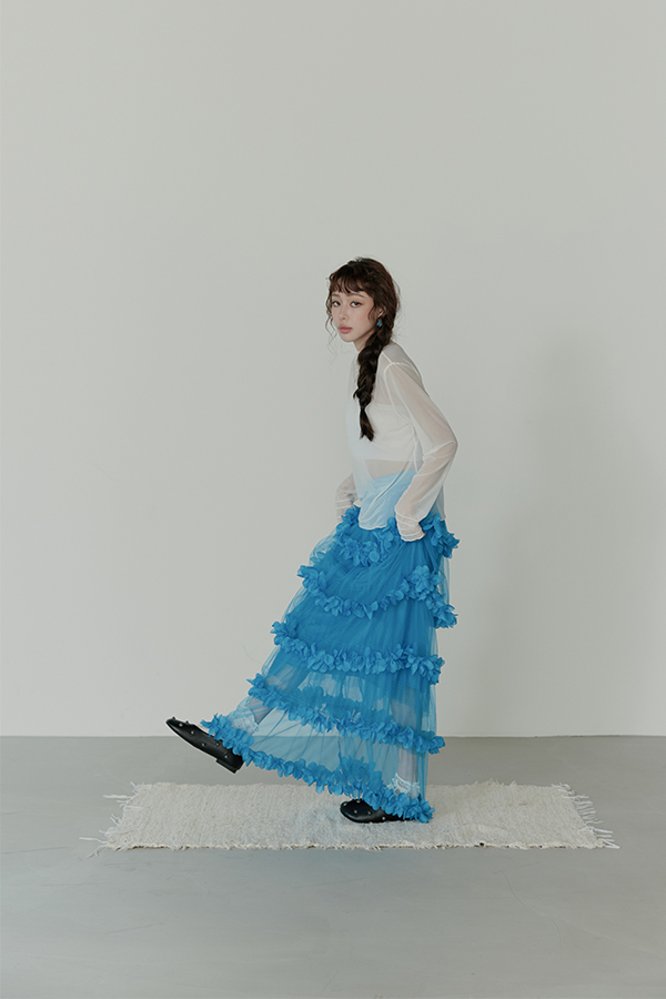 MOSDRESS 訂製立體花朵網紗蛋糕長裙 藍色網紗裙側身展示