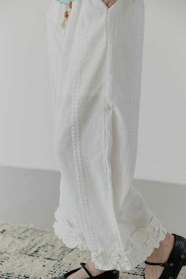 MOSDRESS 訂製刺繡抽繩荷葉邊寬褲 白色刺繡荷葉褲腳近拍
