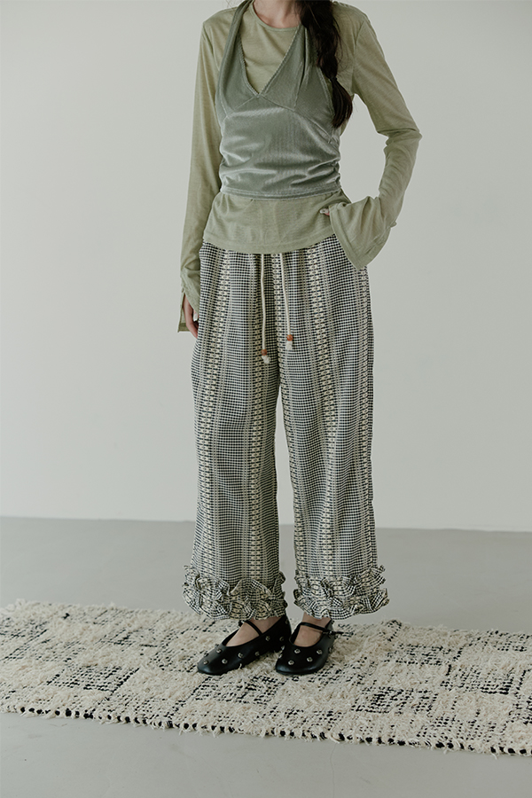 MOSDRESS 訂製刺繡抽繩荷葉邊寬褲 黑白格紋褲管近拍