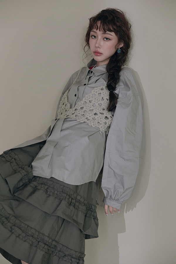 MOSDRESS 藍色煙火串珠耳針 藍色耳飾與襯衫造型
