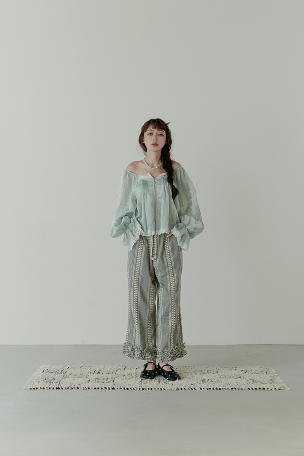 MOSDRESS 韓國金屬感鉚釘瑪莉珍平底鞋 黑色鞋款搭蕾絲上衣