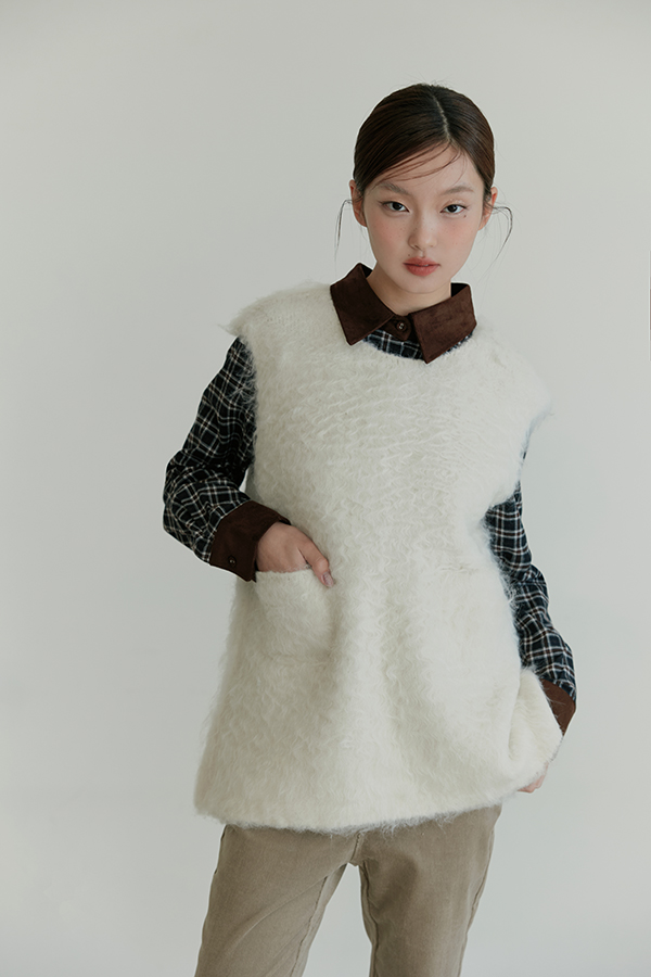 MOSDRESS 毛絨長版背心 米白色 圓領與前方口袋