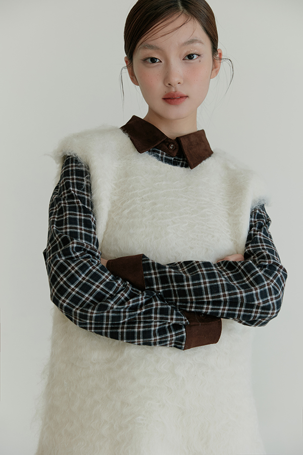 MOSDRESS 毛絨長版背心 米白色 毛絨質地上身近看