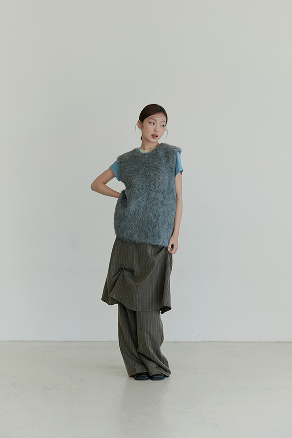 MOSDRESS 毛絨長版背心 藍灰色 搭配長裙的整體造型