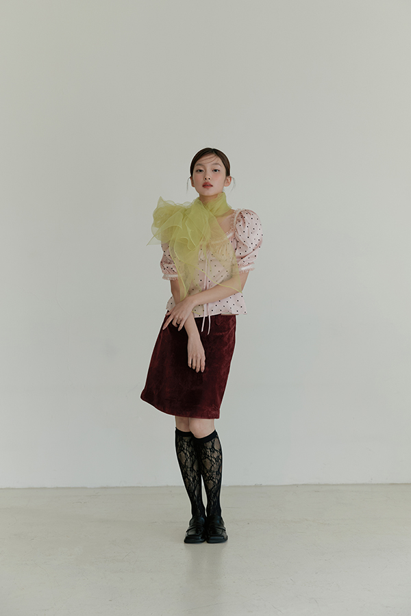 MOSDRESS 訂製緞面蕾絲方領點點澎袖上衣 粉色 緞面點點上衣整體穿搭