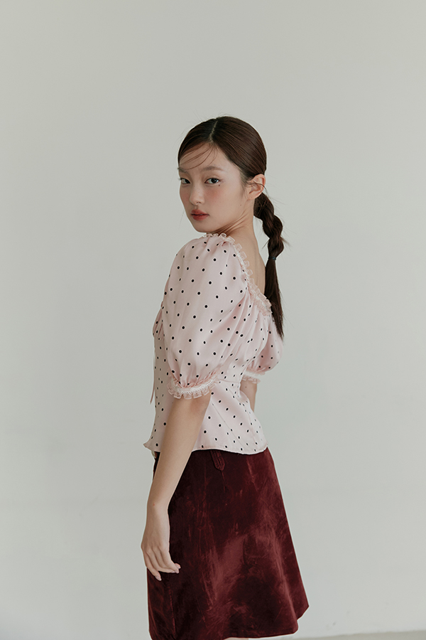 MOSDRESS 訂製緞面蕾絲方領點點澎袖上衣 粉色 澎袖側身輪廓
