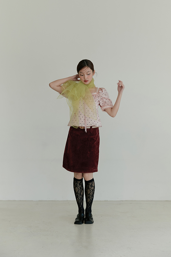 MOSDRESS 訂製緞面蕾絲方領點點澎袖上衣 粉色 搭配短裙的整體造型