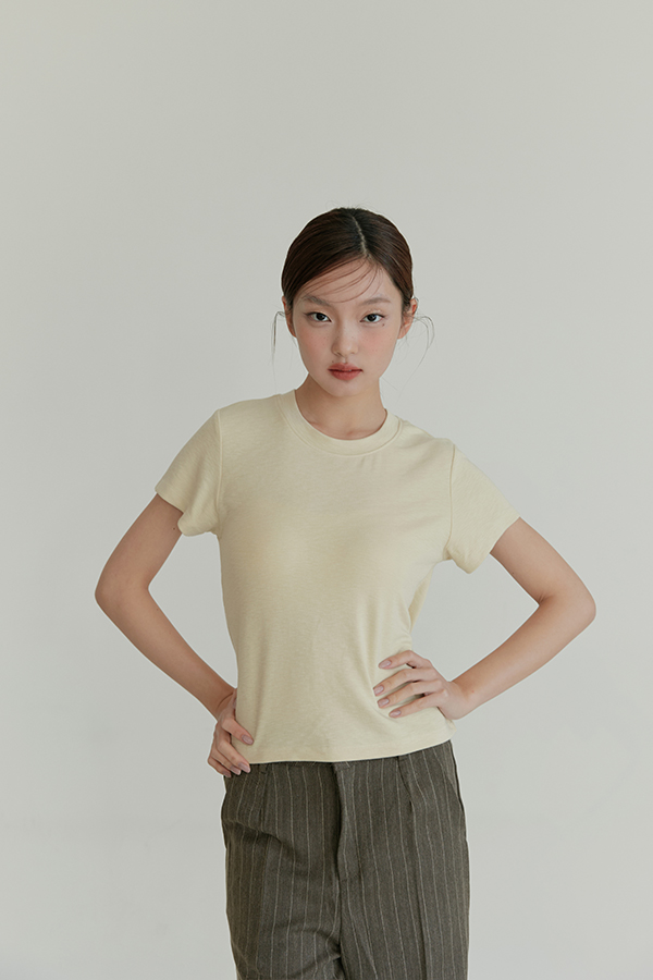 MOSDRESS 素色竹節紋圓領短袖上衣 淺黃色 圓領與短袖版型