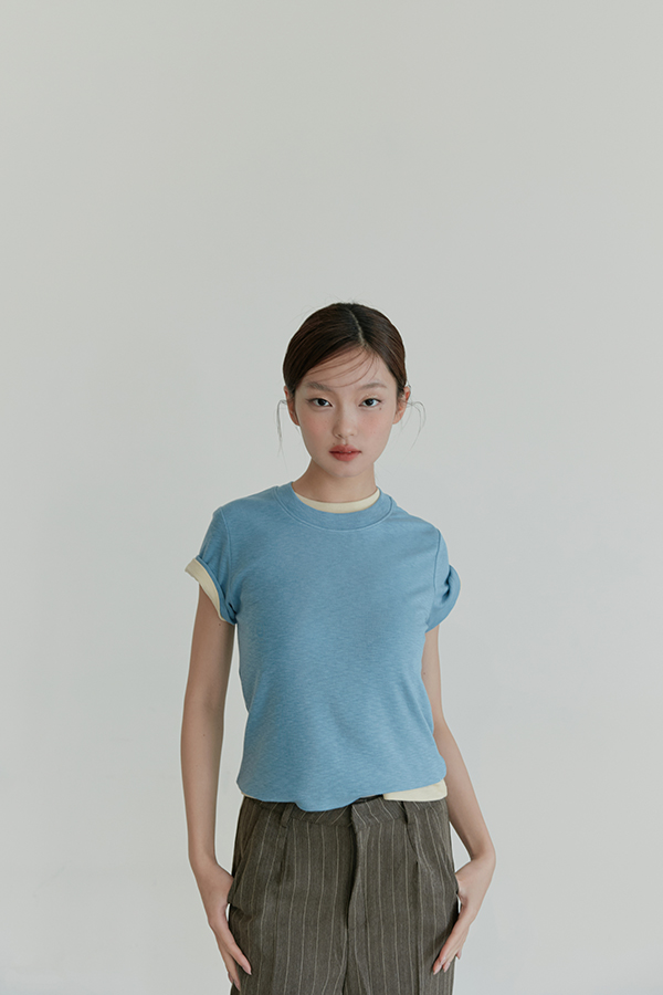 MOSDRESS 素色竹節紋圓領短袖上衣 淺藍色上身近看