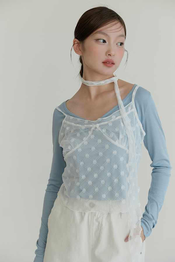 MOSDRESS 純色交叉長袖上衣(附蕾絲綁帶) 藍白色 交叉綁帶近看