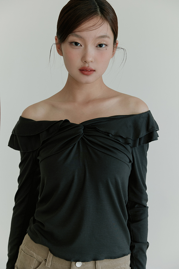 MOSDRESS 荷葉翻領抓皺長袖上衣 黑色扭結領口近看