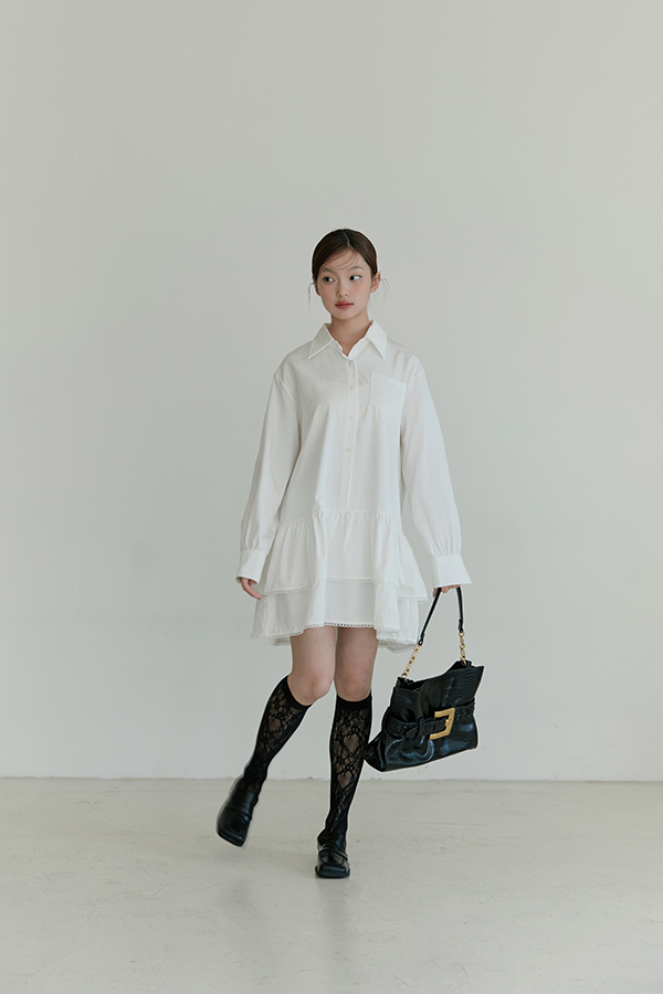 MOSDRESS 蕾絲滾邊蛋糕長版襯衫 白色 雙層荷葉局部近看