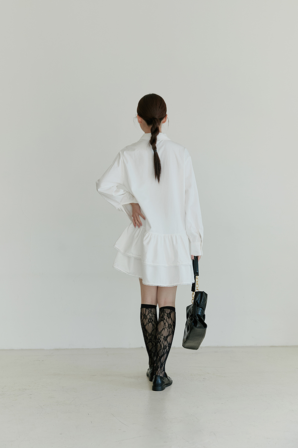 MOSDRESS 蕾絲滾邊蛋糕長版襯衫 白色 蕾絲滾邊與排釦細節
