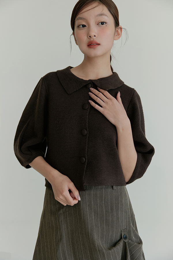 MOSDRESS 翻領澎袖圓釦針織短版外套 咖啡色翻領近看