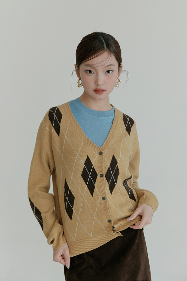 MOSDRESS 6%羊毛菱格V領排釦針織外套 駝色 V領排釦上身