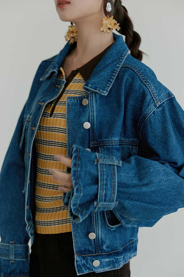 MOSDRESS 大口袋原色牛仔外套 牛仔藍 袖口釦帶近看