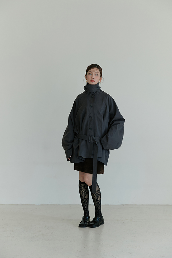 MOSDRESS 綁帶翻領輕薄風衣外套 深灰風衣搭配短裙