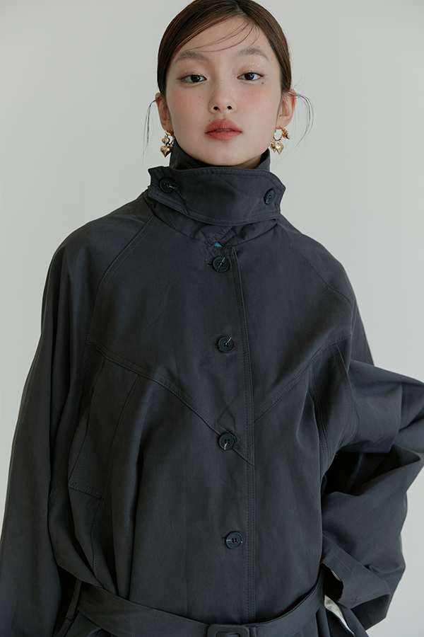 MOSDRESS 綁帶翻領輕薄風衣外套 深灰風衣上身近看