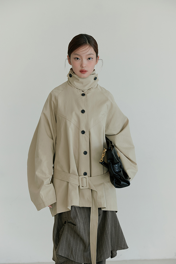 MOSDRESS 綁帶翻領輕薄風衣外套 卡其色 高領排釦與腰帶